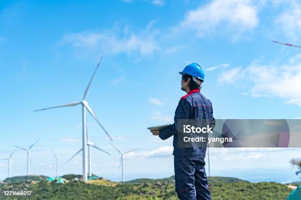 Ingenieure Inspizieren Arbeiten Unter Dem Windkraftwerk Stockfoto und mehr Bilder von China