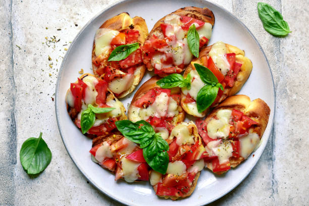 bruschetta alla griglia con pomodoro e mozzarella - mozzarella tomato sandwich picnic foto e immagini stock