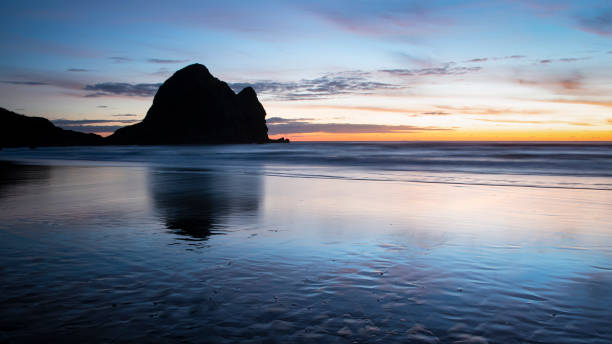 istock Piha Beach at Sunset, Waitakere, Auckland 1271690932