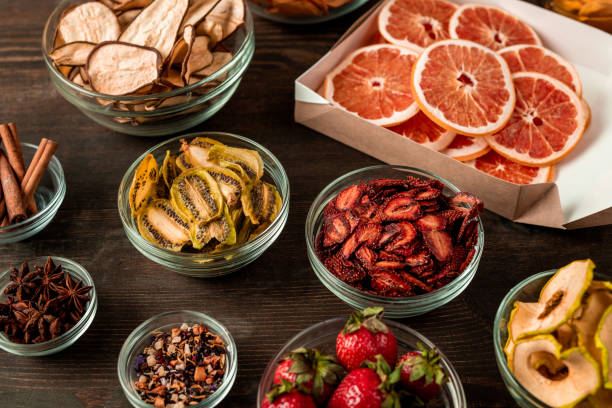 слад�кие и полезные фруктовые закуски - healthy eating close up lemon nut стоковые фото и изображения