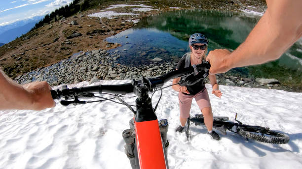 mountain e-bikers ride down snowy mountain slope - 24120 imagens e fotografias de stock