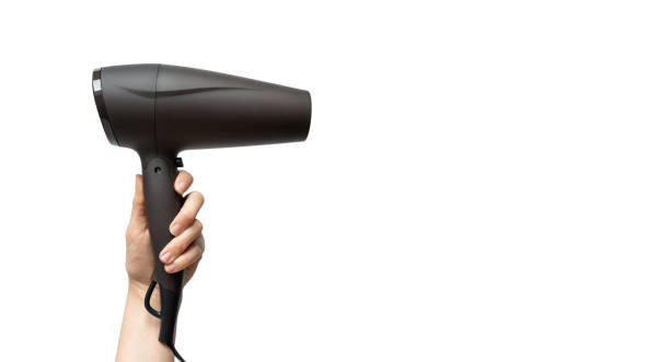 여자는 복사 공간, 수평 흰색 배경에 고립 된 헤어 드라이어를 들고 손. 헤어케어 컨셉 - hair dryer single object plastic black 뉴스 사진 이미지