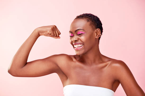 piękno spotyka się z siłą - bicep women flexing muscles african descent zdjęcia i obrazy z banku zdjęć