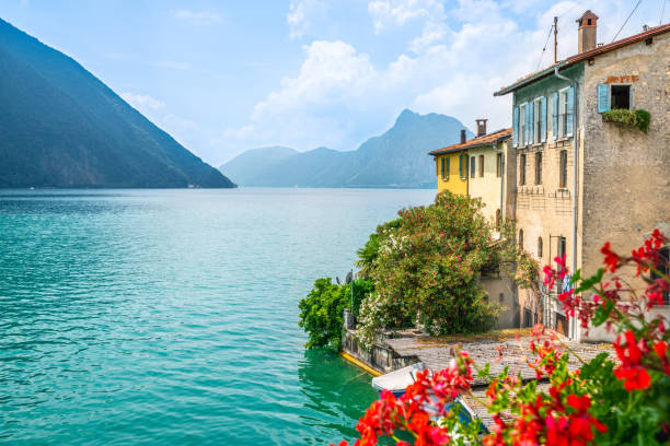 kolorowe domy i kwiaty wsi gandria i malowniczy widok na jezioro lugano w letni dzień w szwajcarii ticino - ticino canton obrazy zdjęcia i obrazy z banku zdjęć