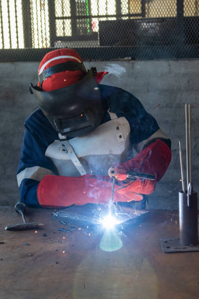 trabalhador africano - protective glove machinist human hand african descent - fotografias e filmes do acervo