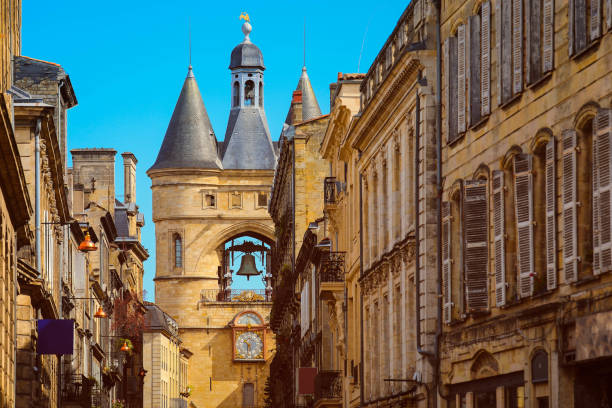 edificios típicos en bordeaux, francia - french foreign legion fotografías e imágenes de stock