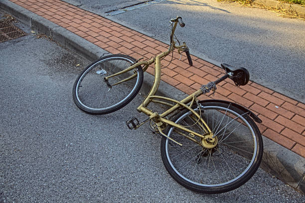 un vélo abandonné au sol - bicycle broken old chain photos et images de collection