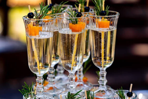 cenário de natal da mesa de casamento. taças de champanhe em filas. foco seletivo, visão frontal. feche. - wedding couple toast glasses - fotografias e filmes do acervo