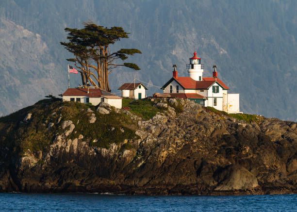 phares de la côte pacifique des états-unis. battery point ligghthouse à crescent city en californie - fresnel photos et images de collection