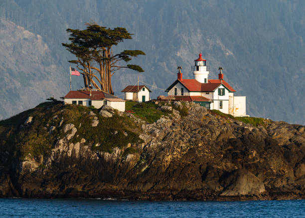 アメリカ太平洋沿岸の灯台。クレセントシティカリフォルニアのバッテリーポイントリグトハウス - usa scenics landscape rock ストックフォトと画像