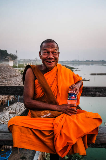 genialny mnich na moście mandalaj ubein. - hinduism monk buddhism myanmar zdjęcia i obrazy z banku zdjęć
