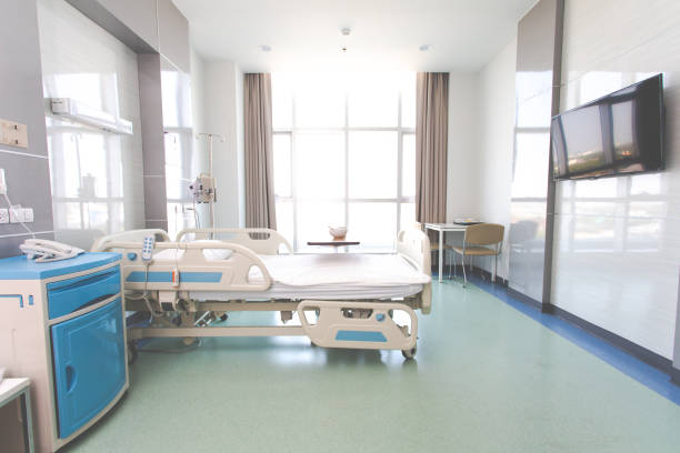 erholungsraum mit bett und komfortable medizinische. innenbereich des leeren krankenhauszimmers - patient room stock-fotos und bilder