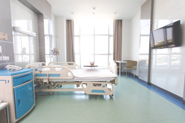 pokój regeneracjowy z łóżkiem i wygodnym lekarzem. wnętrze pustej sali szpitalnej - sick room zdjęcia i obrazy z banku zdjęć