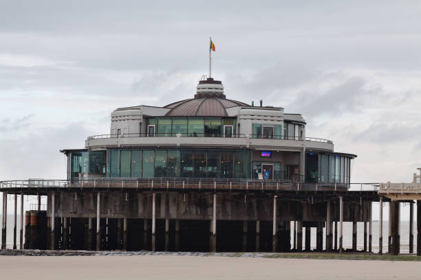 casino op pijler van blanckenberge bij noordzee in belgië - blankenberge strand stockfoto's en -beelden