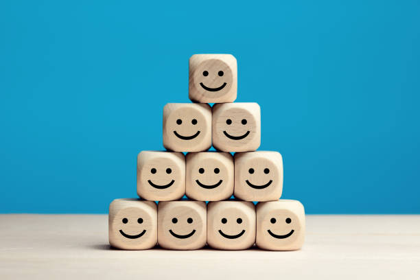 faccine sorridenti su cubi di legno. valutazione del servizio aziendale, soddisfazione del cliente o concetto di lavoro di squadra. - sorridere immagine foto e immagini stock