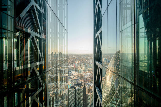 vista sopraelevata della città di londra tra vetro - central district foto e immagini stock