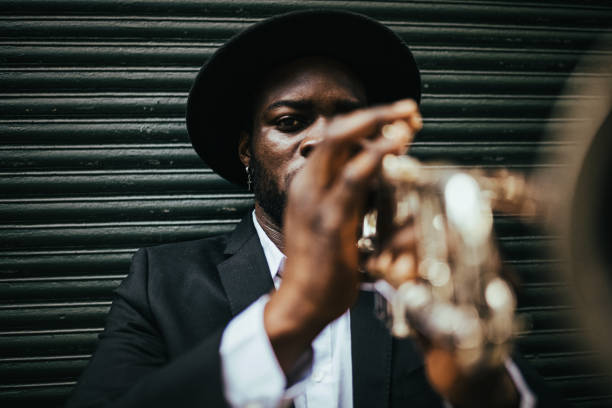 o trompetista - trumpet jazz musician men - fotografias e filmes do acervo