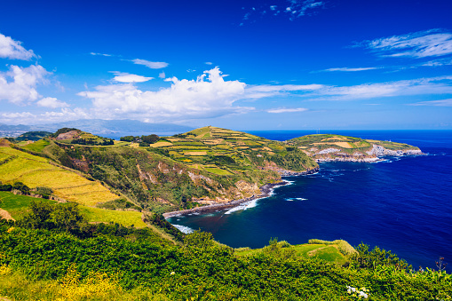 Vista desde Miradouro de Santa Iria en la isla de San Miguel en las Azores. La vista muestra parte de la costa norte con acantilados y campos verdes en la cima del acantilado. Azores, Sao Miguel, Portugal photo