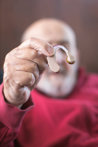 alter mann mit hörgerät - hearing aid audiologist audiology small stock-fotos und bilder