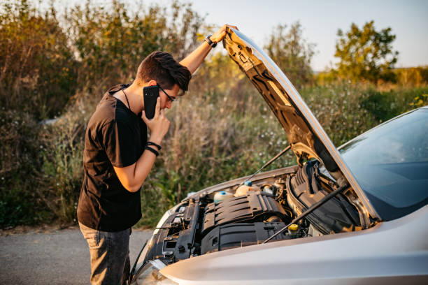 anruf bei der pannenhilfe - vehicle breakdown car stranded broken stock-fotos und bilder