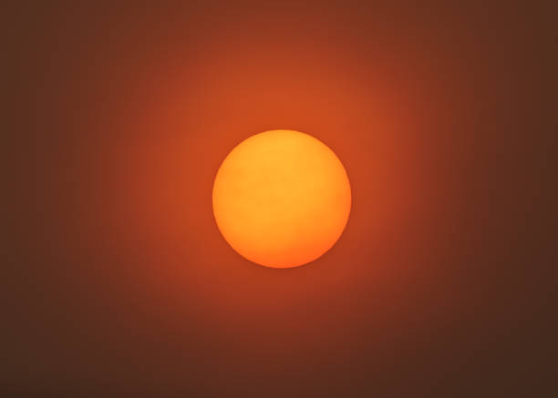 filtro solar através de céus esfumaçados de incêndios florestais na califórnia 2020 - smog - fotografias e filmes do acervo