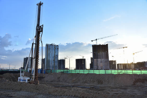 máquina de perfuração de estacas de tamrock vertical. plataforma de perfuração no canteiro de obras. técnicas de melhoria do solo, sonda de vibroflotação. método de compactação vibro. empreiteiros de empilhamento - mining drill geotechnical borehole - fotografias e filmes do acervo