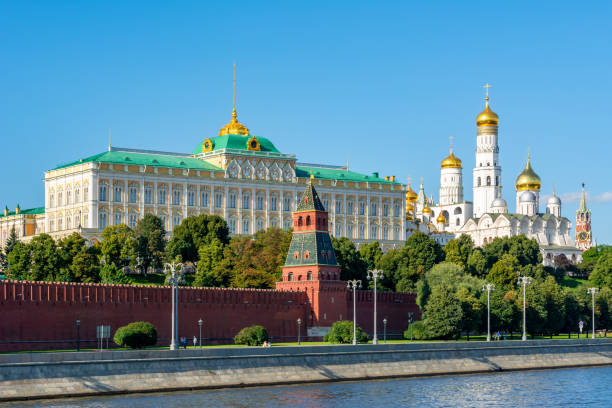 cremlino di mosca con palazzo del grande cremlino e campanile di ivan il grande, russia - moscow russia russia river panoramic foto e immagini stock