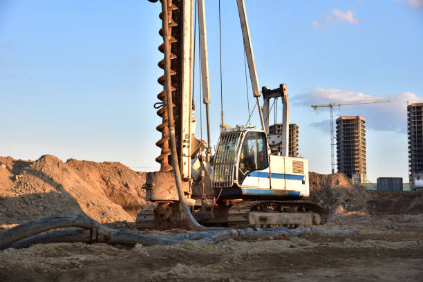 vertical tamrock pile foundation drilling machine. drill rig at construction site. ground improvement techniques, vibroflotation probe. vibro compaction method. piling contractors - mining engineer oil industry construction site imagens e fotografias de stock