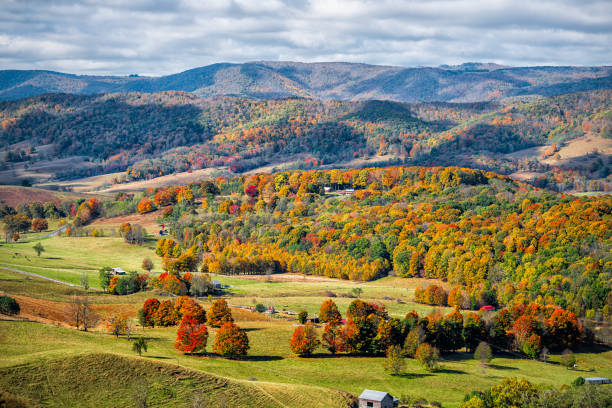 herbst herbst orange rot bunte bäume wald und bauernhof häuser gebäude auf sanften hügeln antenne über hohen winkel blick landschaft in monterey und blue grass, highland county, virginia - sky blue grass green stock-fotos und bilder