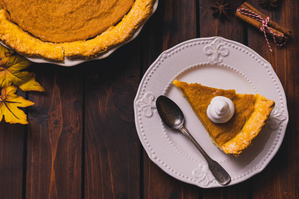 день благодарения праздник тыквенный пирог со взбитыми долива - кусок торта фотографии стоковые фото и изображения