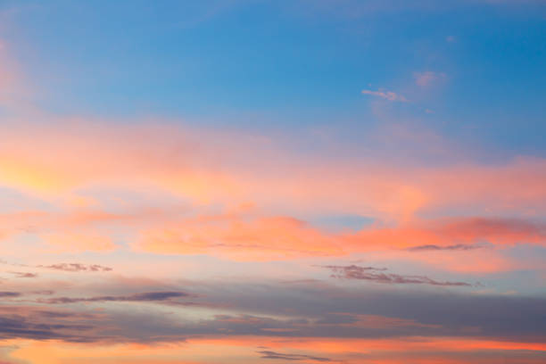 piękne kolorowe niebo i chmura w zmierzchu czasu tła – zdjęcie
