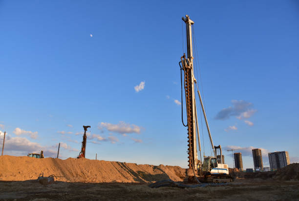 pionowa tamrock stos wiercenie fundamentu. wiertnica na placu budowy. techniki doskonalenia gruntu, sonda wibroflotacji. metoda zagęszczania wibro. wykonawcy układania - mining drill geotechnical borehole zdjęcia i obrazy z banku zdjęć