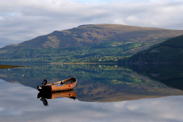 barca su loch broom - loch foto e immagini stock