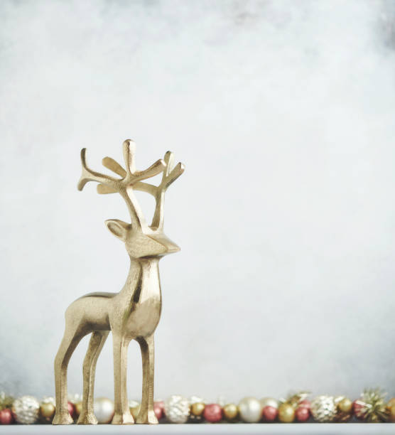 яркий рождественский фон с розовыми розовыми и золотыми украшениями с золотыми оленями на белом дереве - reindeer christmas decoration gold photography стоковые фото и изображения