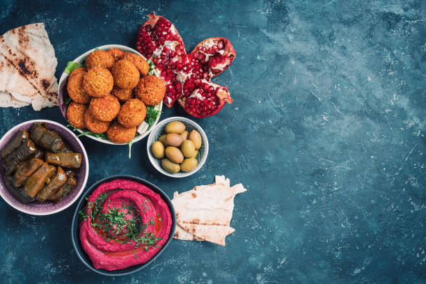 traditionelle nahöstliche verschiedene meze: hummus, pita, oliven, pistazien, dolma, falafelkugeln, gurken, babaganus, gemüse, granatapfel, auberginen. ansicht von oben. banner. kopieren sie den speicherplatz. arabische mahlzeit - tabbouleh vegeterian food middle stock-fotos und bilder