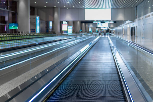 movimiento de la pasarela móvil del aeropuerto - moving walkway fotografías e imágenes de stock