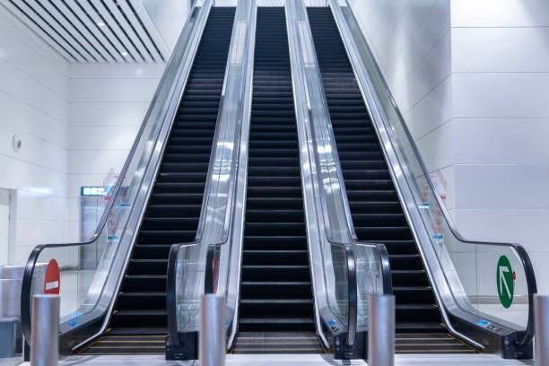 escaliers de luxe modernes dans l’aéroport - urban scene china city horizontal photos et images de collection