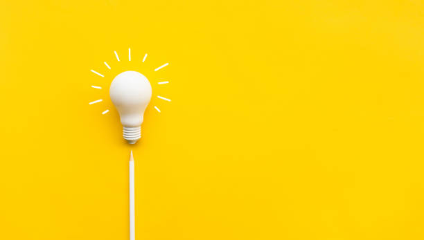 business-kreativität und inspirationskonzepte mit glühbirne und bleistift auf gelbem hintergrund - glühbirne stock-fotos und bilder