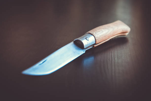 vecchio coltello da tasca tradizionale in legno su tavolo in legno nero - knife table knife kitchen knife penknife foto e immagini stock