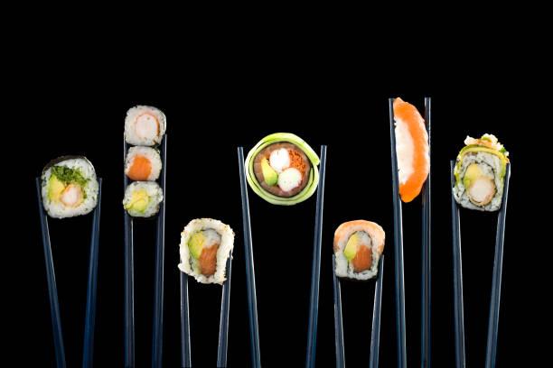 Diversi tipi di sushi con bacchette di fila - foto stock