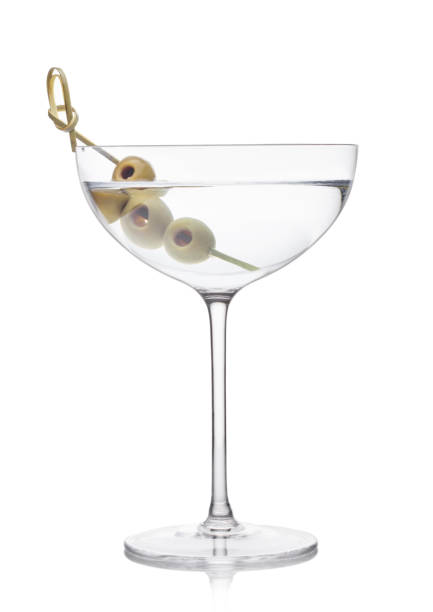 반사와 흰색 배경에 대나무 스틱에 올리브와 고급 크리스탈 유리보드 마티니 진 칵테일. - gin tonic water martini olive 뉴스 사진 이미지