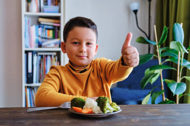 dziecko uwielbiają jeść warzywa. na jego talerzu jest dużo warzyw. kocha warzywa. - cute disgust carrot caucasian zdjęcia i obrazy z banku zdjęć