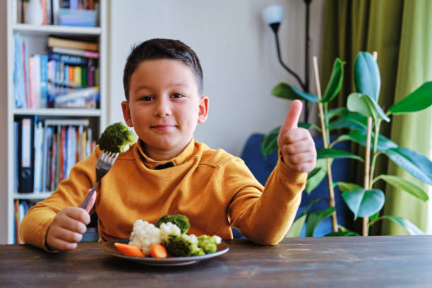 dziecko uwielbiają jeść warzywa. na jego talerzu jest dużo warzyw. kocha warzywa. - cute disgust carrot caucasian zdjęcia i obrazy z banku zdjęć