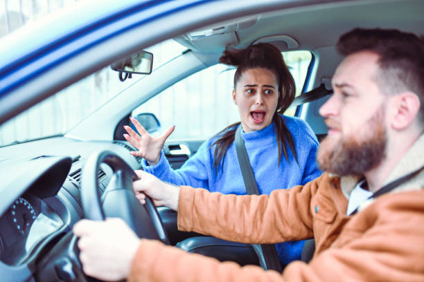 mulher gritando com o namorado no carro - acidente evento relacionado com o transporte - fotografias e filmes do acervo