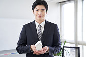 ホワイトハウスのオブジェクトを持つ日本の男性ビジネスマン