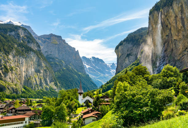 教会とラウターブルンネンのシュタウブバッハ滝, スイス - jungfrau waterfall tree nature ストックフォトと画像