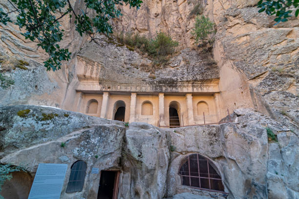 valle dell'ihlara in cappadocia. il monastero di peristrema è la valle più famosa della turchia per escursioni a piedi. aksaray, cappadocia, turchia - ihlara valley foto e immagini stock