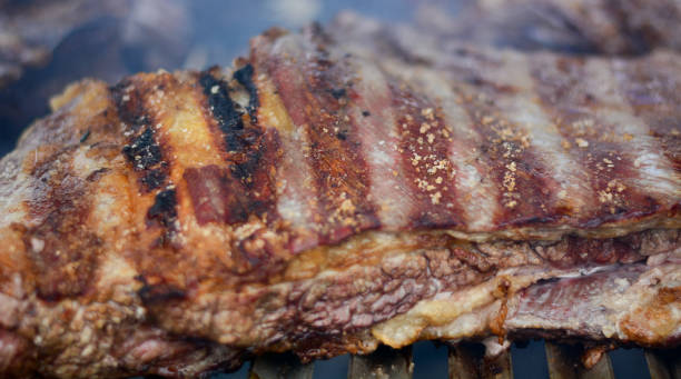 carne a la parrilla - rubbing spice rib barbecue fotografías e imágenes de stock