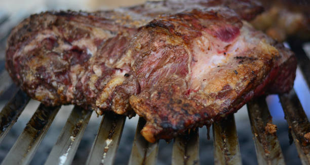 carne a la parrilla - rubbing spice rib barbecue fotografías e imágenes de stock