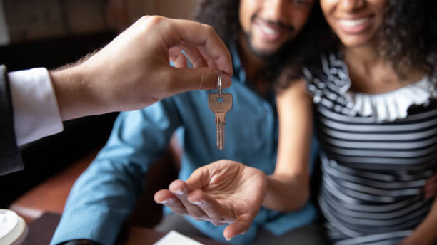 bliska szczęśliwa para afroamerykanów otrzymująca klucze od pośrednika w obrocie nieruchomościami - real estate real estate agent house family zdjęcia i obrazy z banku zdjęć